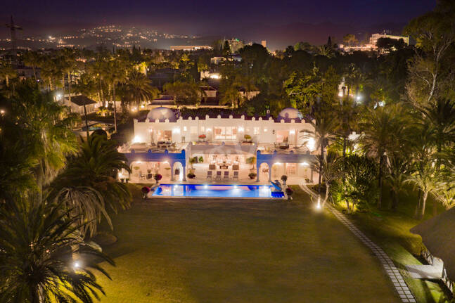 Icónica villa en primera línea con acceso privado a la playa