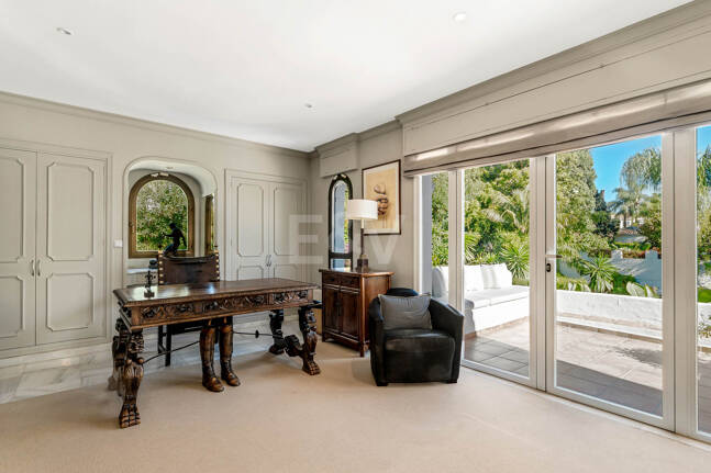 Icónica villa en primera línea con acceso privado a la playa