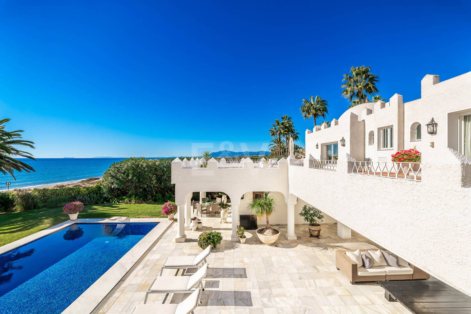 Icónica villa en primera línea con acceso privado a la playa