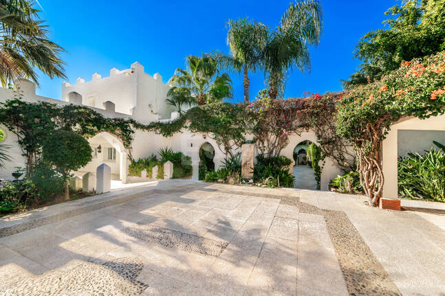 Icónica villa en primera línea con acceso privado a la playa