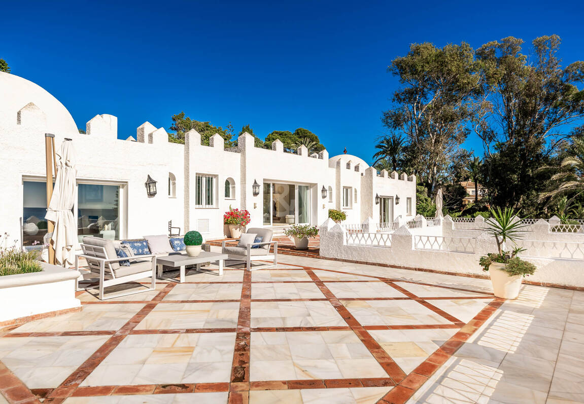 Icónica villa en primera línea con acceso privado a la playa