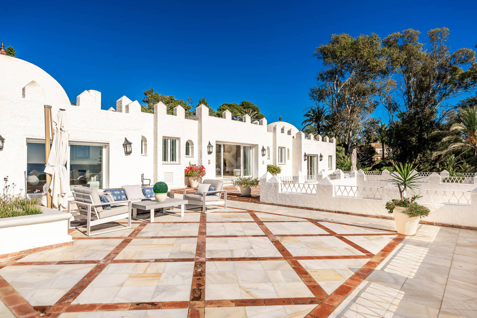 Icónica villa en primera línea con acceso privado a la playa