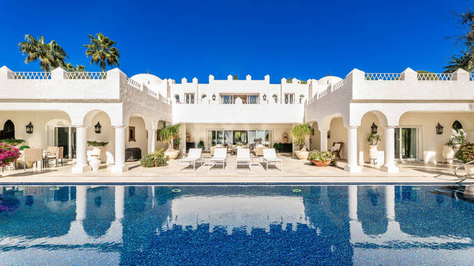 Icónica villa en primera línea con acceso privado a la playa