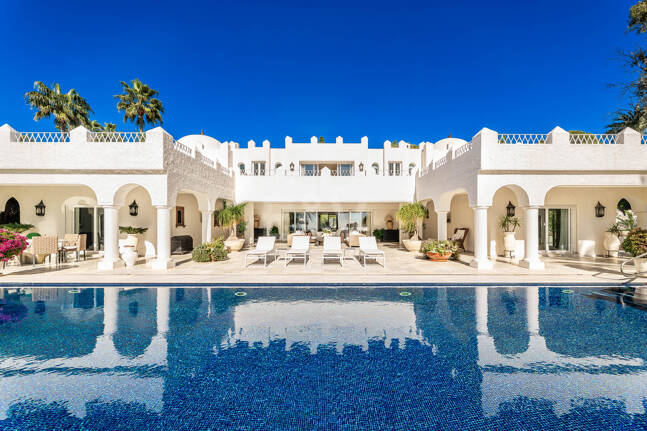 Icónica villa en primera línea con acceso privado a la playa