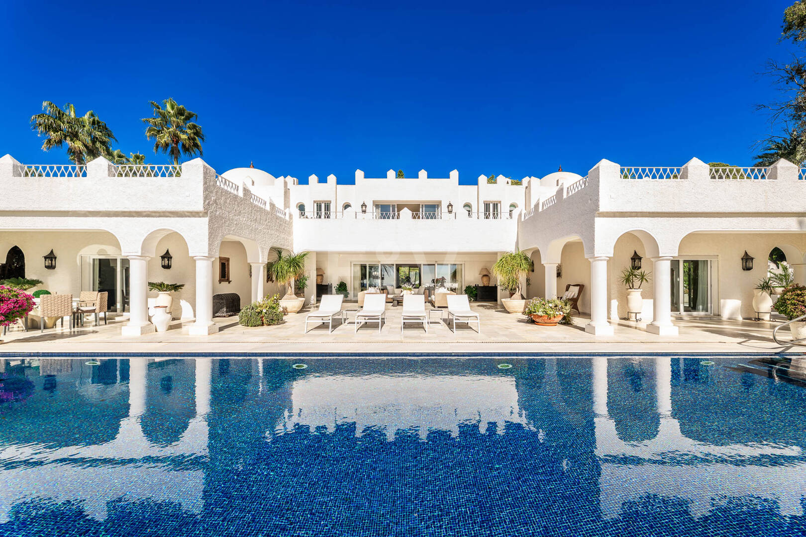 Icónica villa en primera línea con acceso privado a la playa