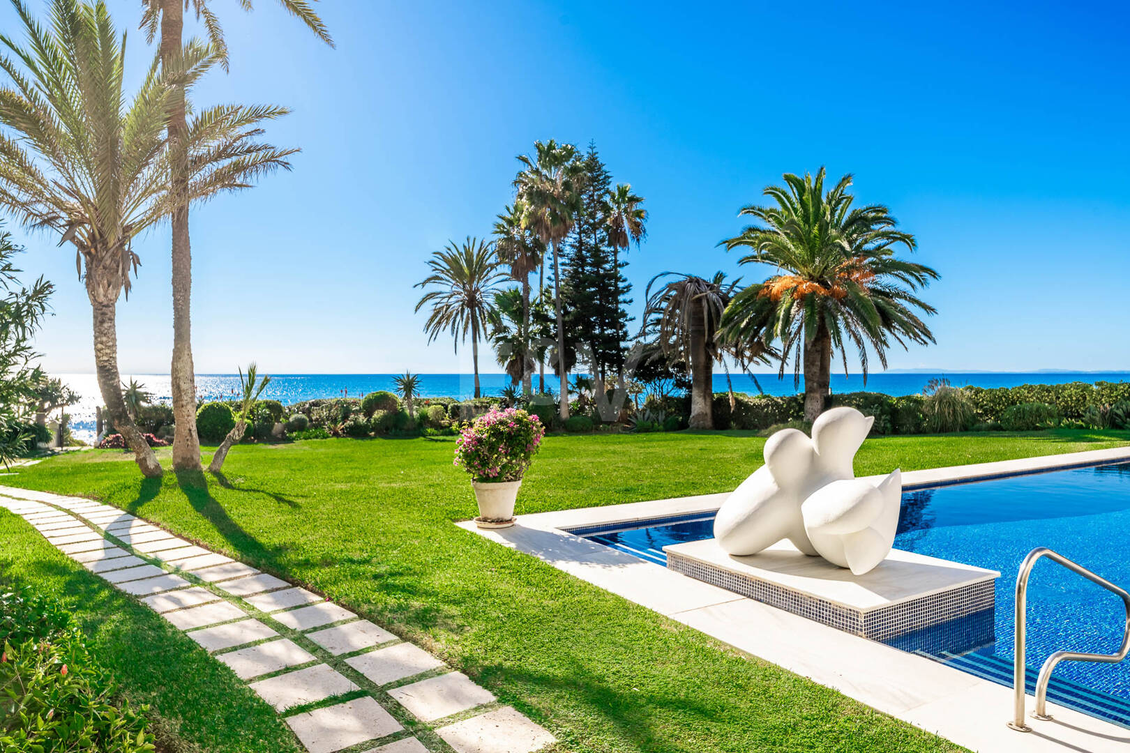 Icónica villa en primera línea con acceso privado a la playa