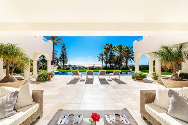 Icónica villa en primera línea con acceso privado a la playa