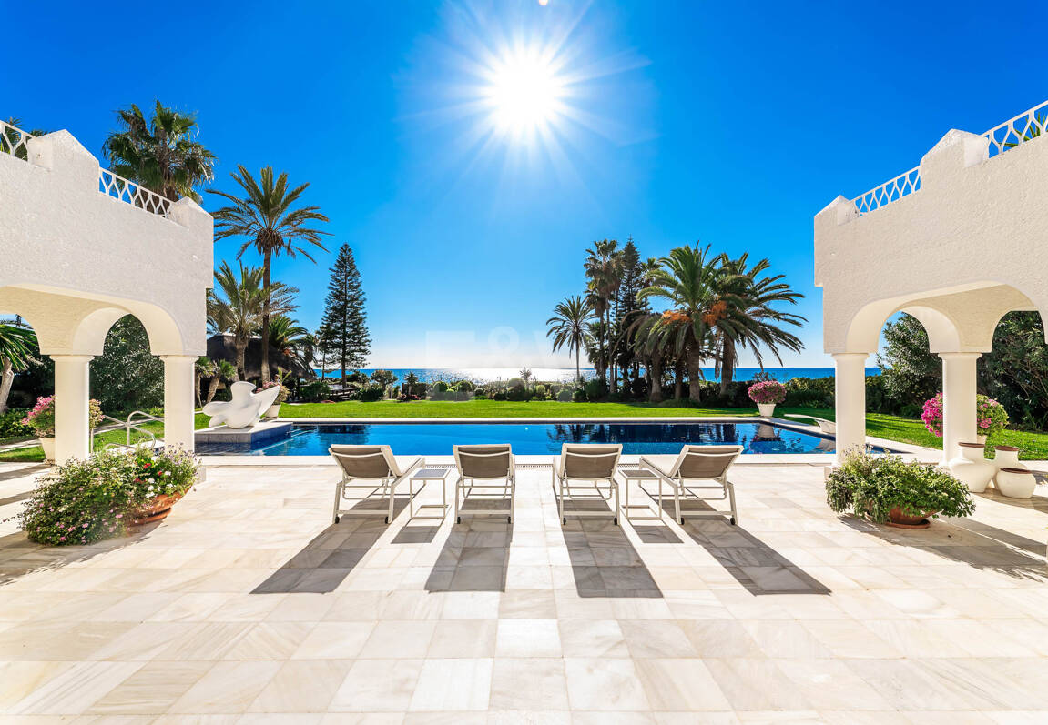 Icónica villa en primera línea con acceso privado a la playa