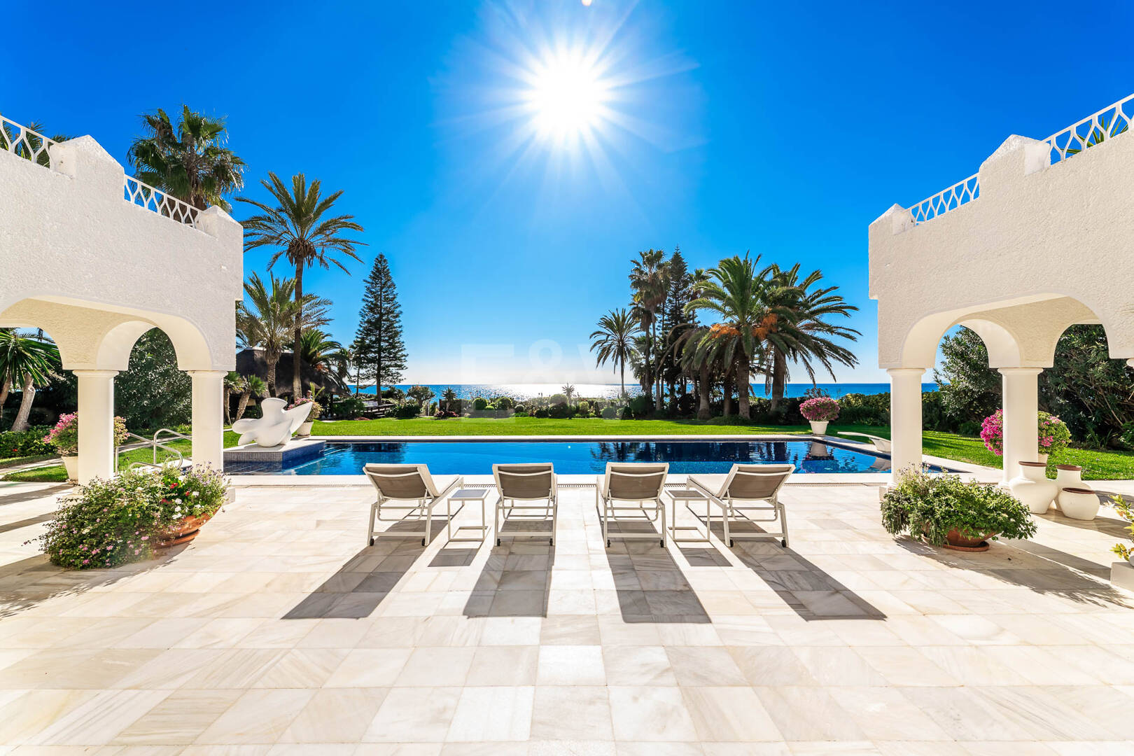 Icónica villa en primera línea con acceso privado a la playa