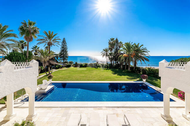 Icónica villa en primera línea con acceso privado a la playa