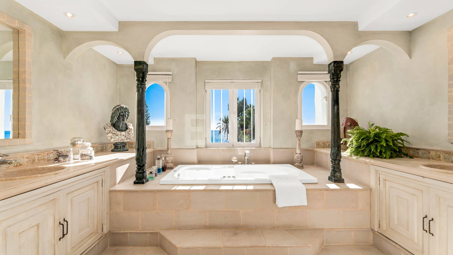 Icónica villa en primera línea con acceso privado a la playa