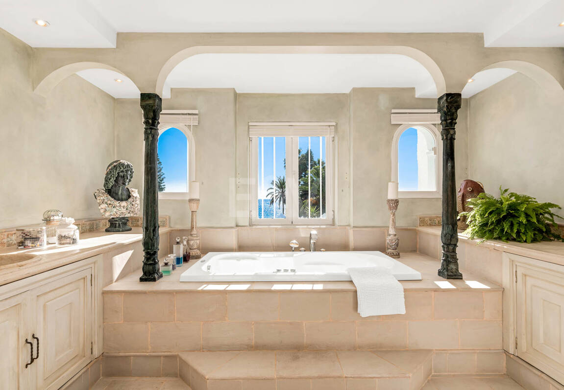 Icónica villa en primera línea con acceso privado a la playa