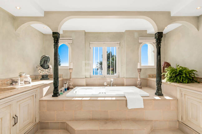 Icónica villa en primera línea con acceso privado a la playa