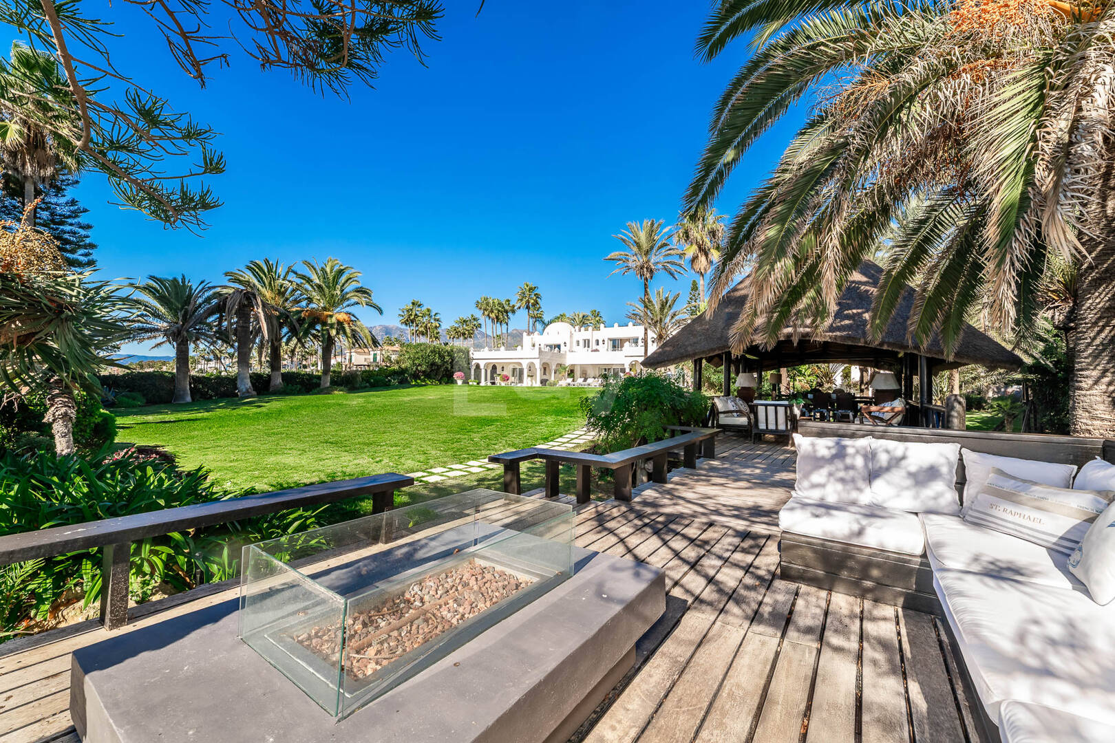 Icónica villa en primera línea con acceso privado a la playa