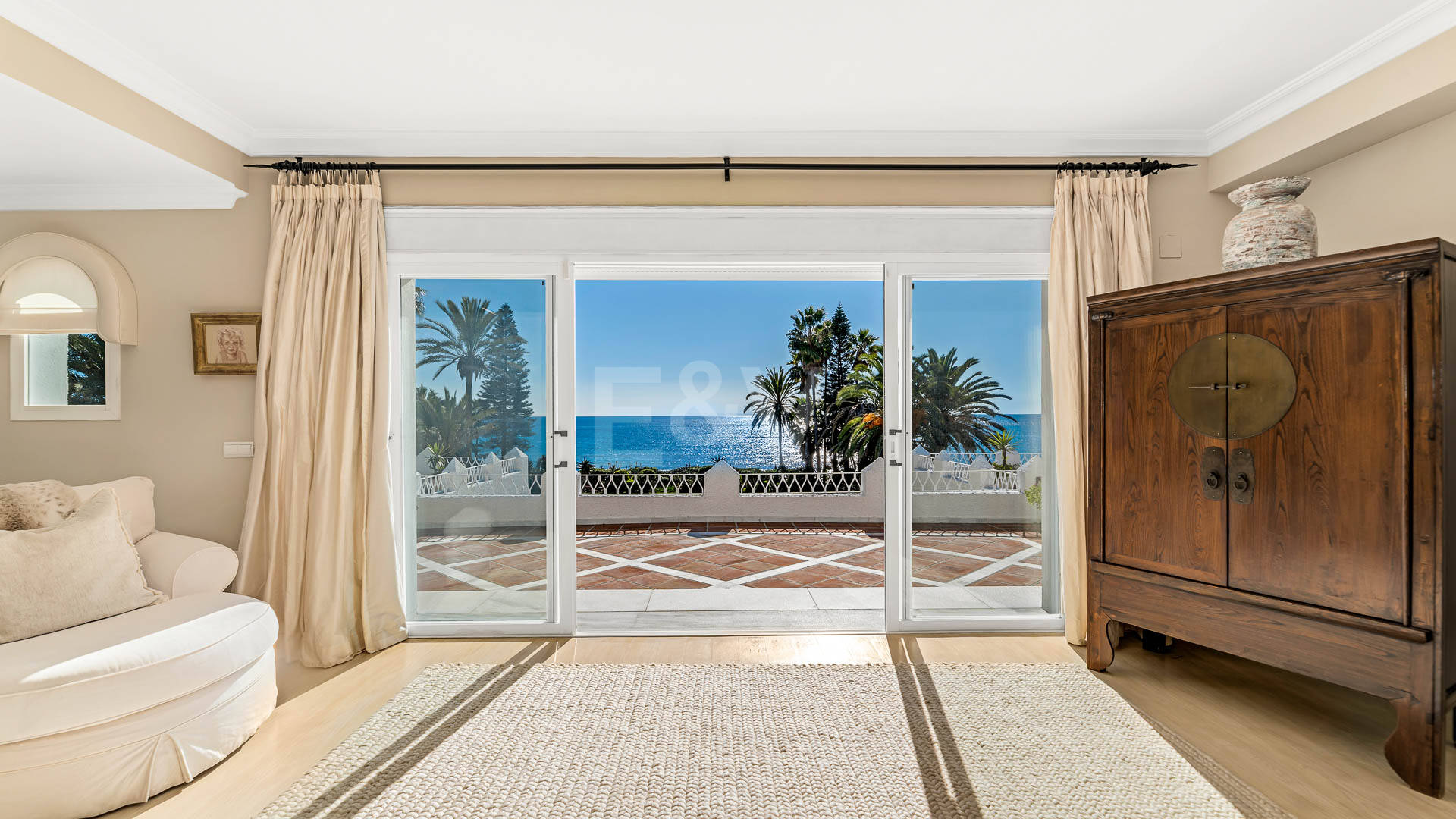 Icónica villa en primera línea con acceso privado a la playa