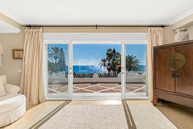 Icónica villa en primera línea con acceso privado a la playa