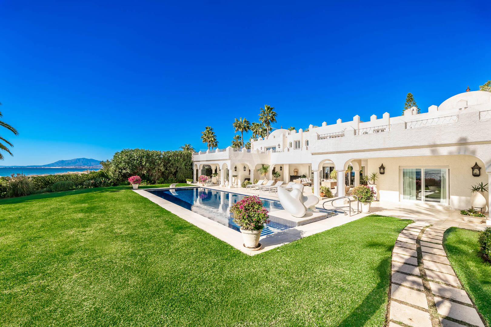 Icónica villa en primera línea con acceso privado a la playa