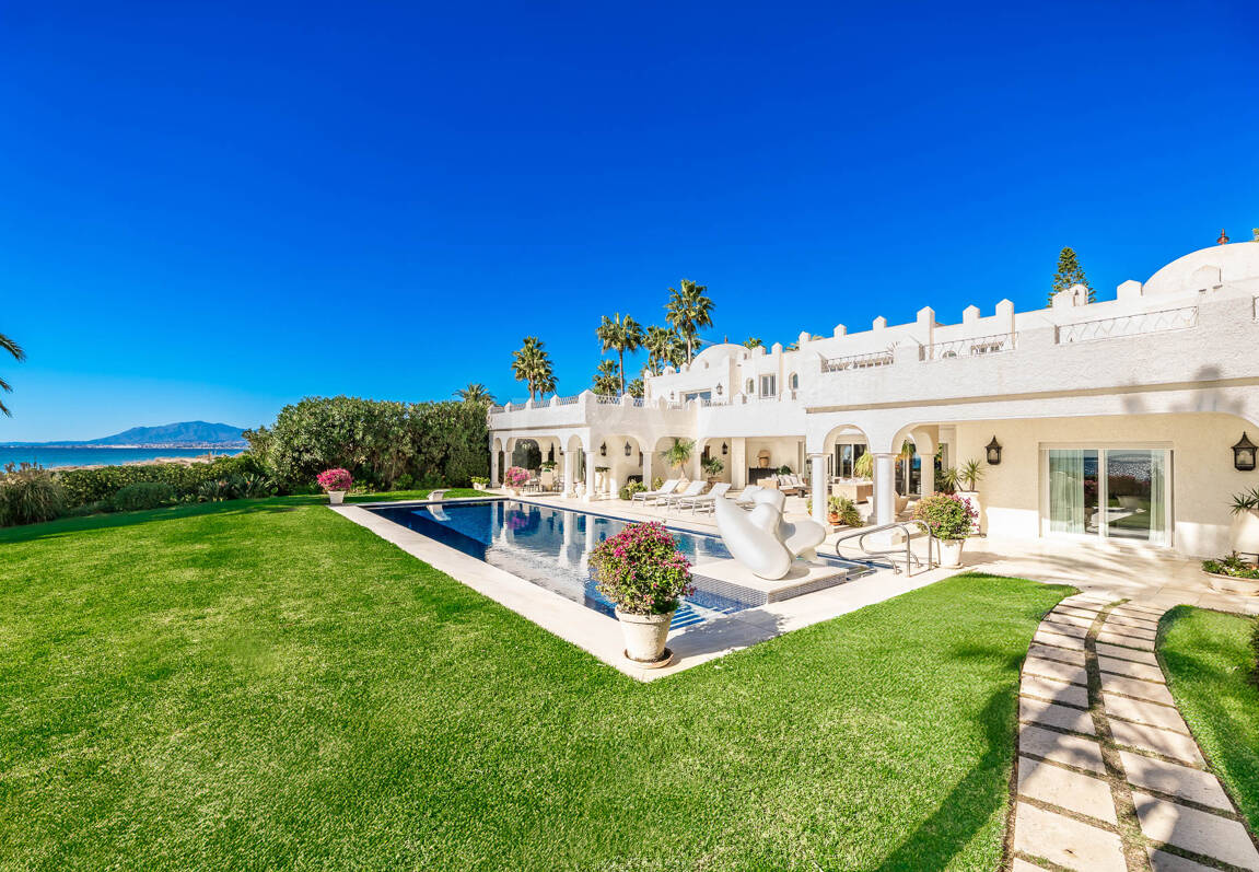 Icónica villa en primera línea con acceso privado a la playa