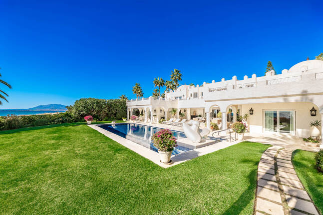 Icónica villa en primera línea con acceso privado a la playa