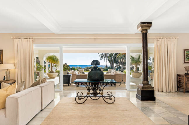 Icónica villa en primera línea con acceso privado a la playa