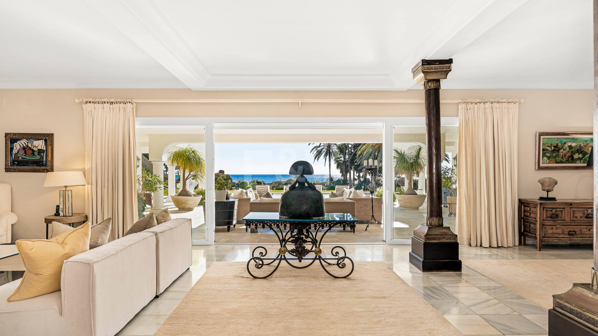 Icónica villa en primera línea con acceso privado a la playa