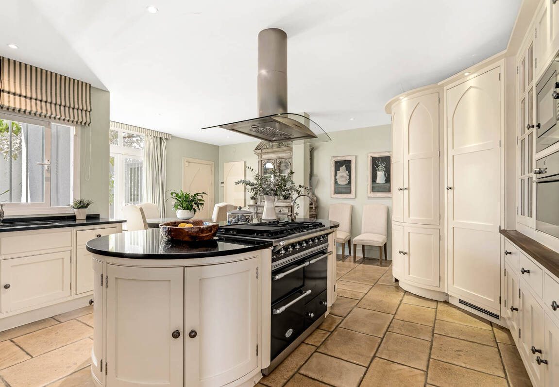 Icónica villa en primera línea con acceso privado a la playa