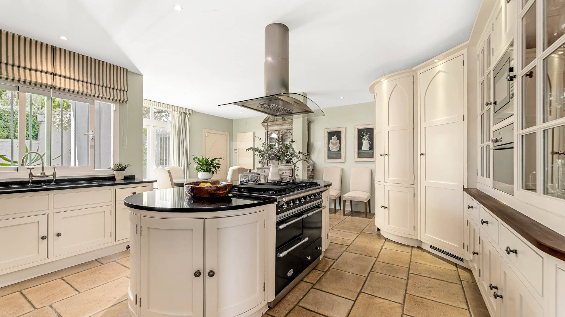 Icónica villa en primera línea con acceso privado a la playa