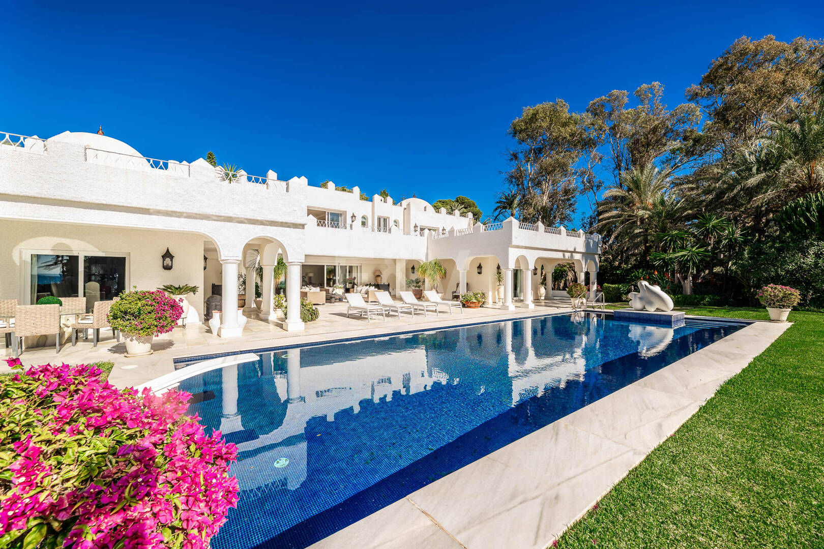 Icónica villa en primera línea con acceso privado a la playa