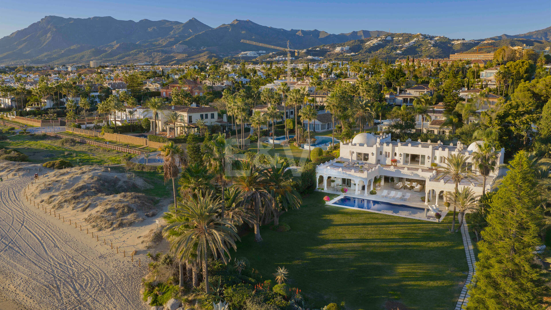 Icónica villa en primera línea con acceso privado a la playa