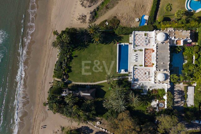 Icónica villa en primera línea con acceso privado a la playa