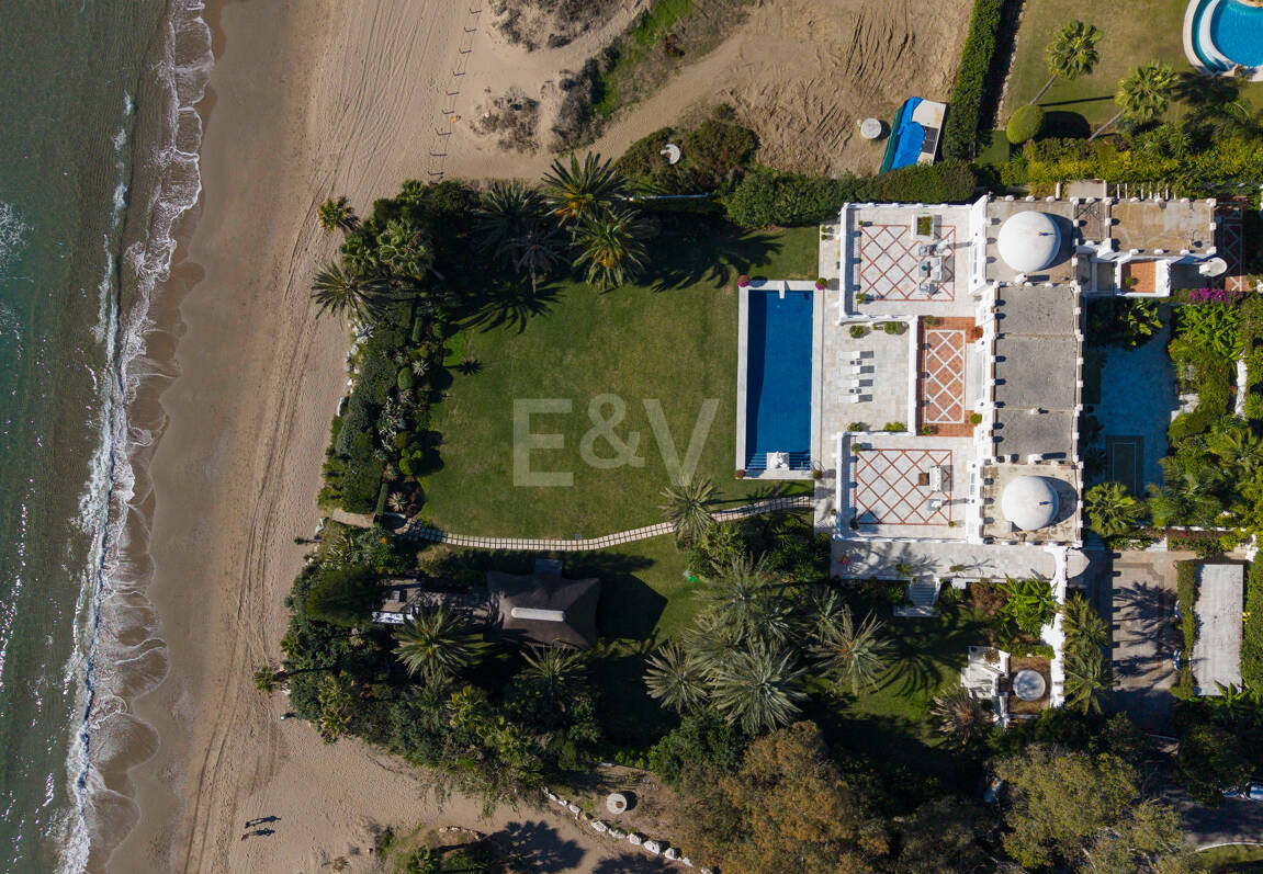 Icónica villa en primera línea con acceso privado a la playa
