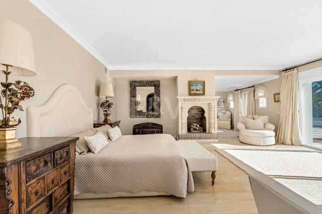 Icónica villa en primera línea con acceso privado a la playa