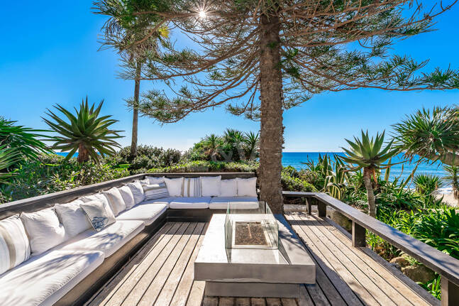 Icónica villa en primera línea con acceso privado a la playa