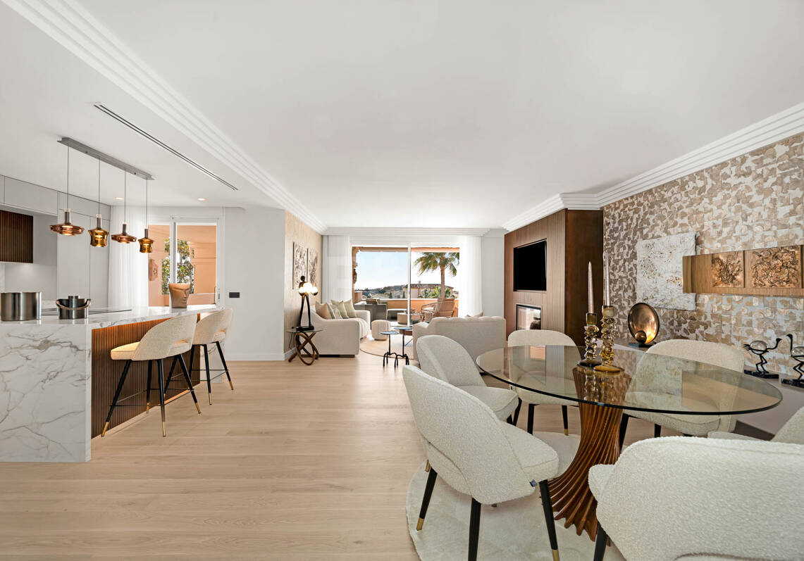 Espacioso apartamento con vistas al mar en una prestigiosa comunidad cerrada en Nueva Andalucía