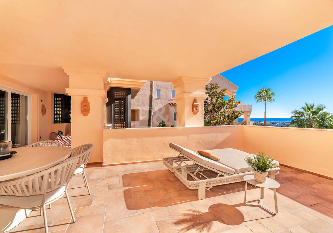 Espacioso apartamento con vistas al mar en una prestigiosa comunidad cerrada en Nueva Andalucía