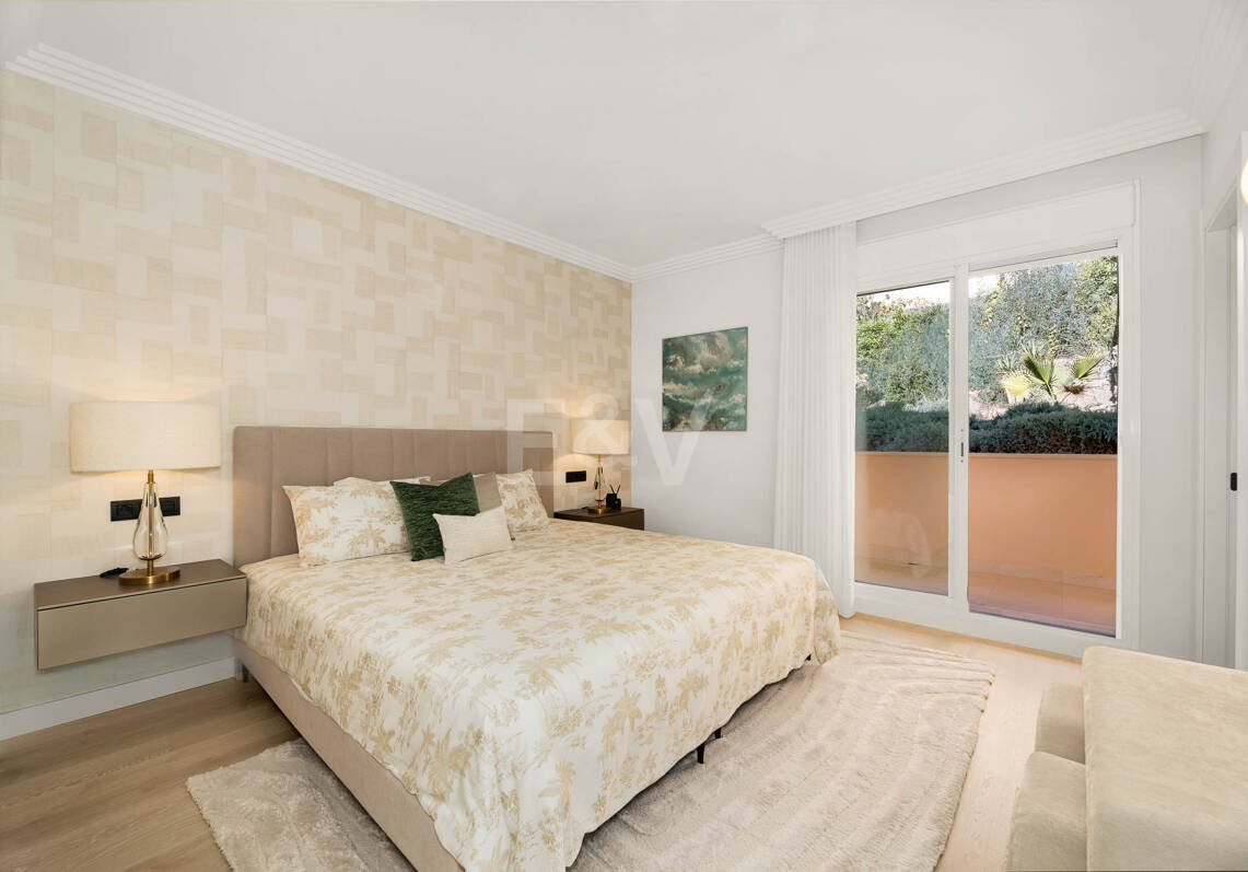 Espacioso apartamento con vistas al mar en una prestigiosa comunidad cerrada en Nueva Andalucía