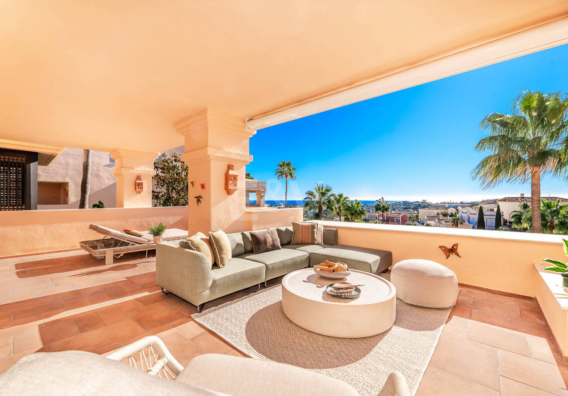 Espacioso apartamento con vistas al mar en una prestigiosa comunidad cerrada en Nueva Andalucía