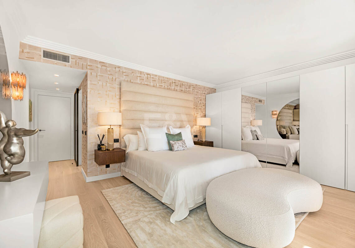 Espacioso apartamento con vistas al mar en una prestigiosa comunidad cerrada en Nueva Andalucía