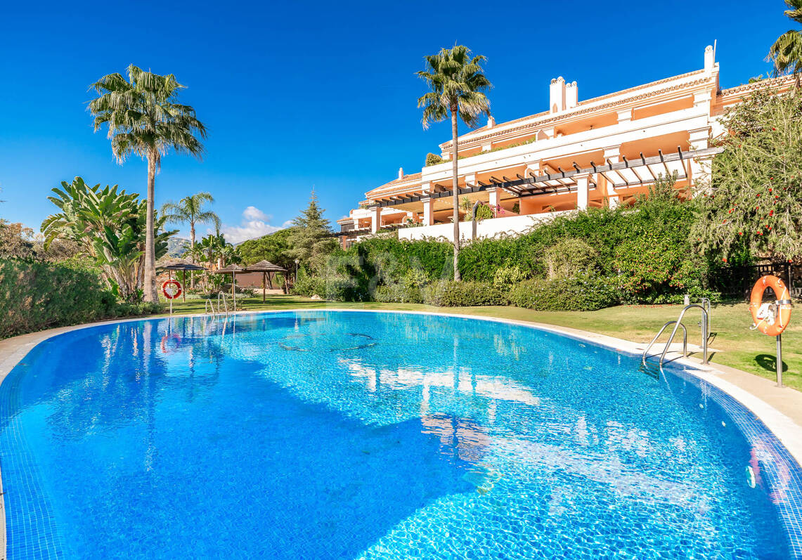 Espacioso apartamento con vistas al mar en una prestigiosa comunidad cerrada en Nueva Andalucía