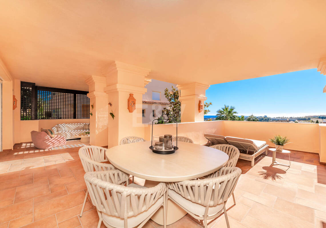 Espacioso apartamento con vistas al mar en una prestigiosa comunidad cerrada en Nueva Andalucía