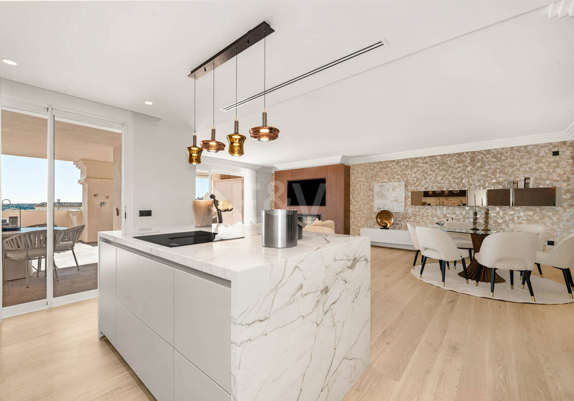 Espacioso apartamento con vistas al mar en una prestigiosa comunidad cerrada en Nueva Andalucía
