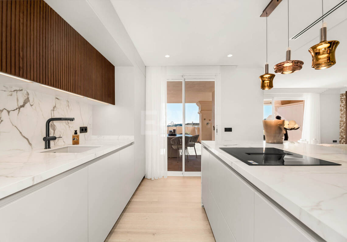Espacioso apartamento con vistas al mar en una prestigiosa comunidad cerrada en Nueva Andalucía