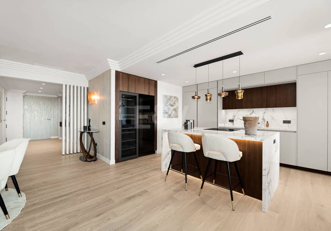 Espacioso apartamento con vistas al mar en una prestigiosa comunidad cerrada en Nueva Andalucía