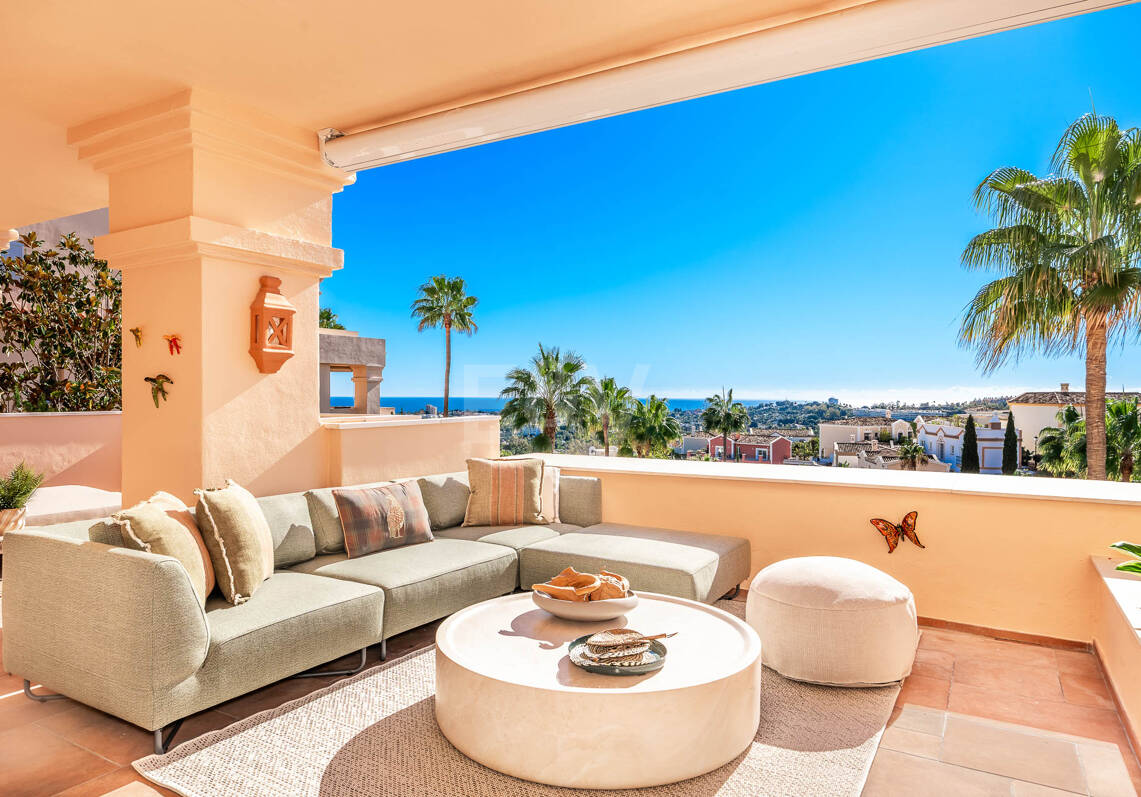 Espacioso apartamento con vistas al mar en una prestigiosa comunidad cerrada en Nueva Andalucía