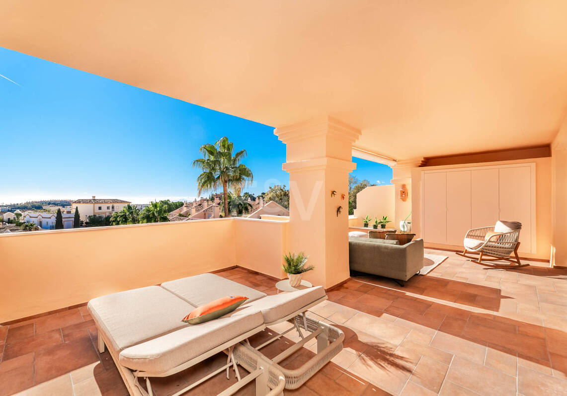 Espacioso apartamento con vistas al mar en una prestigiosa comunidad cerrada en Nueva Andalucía