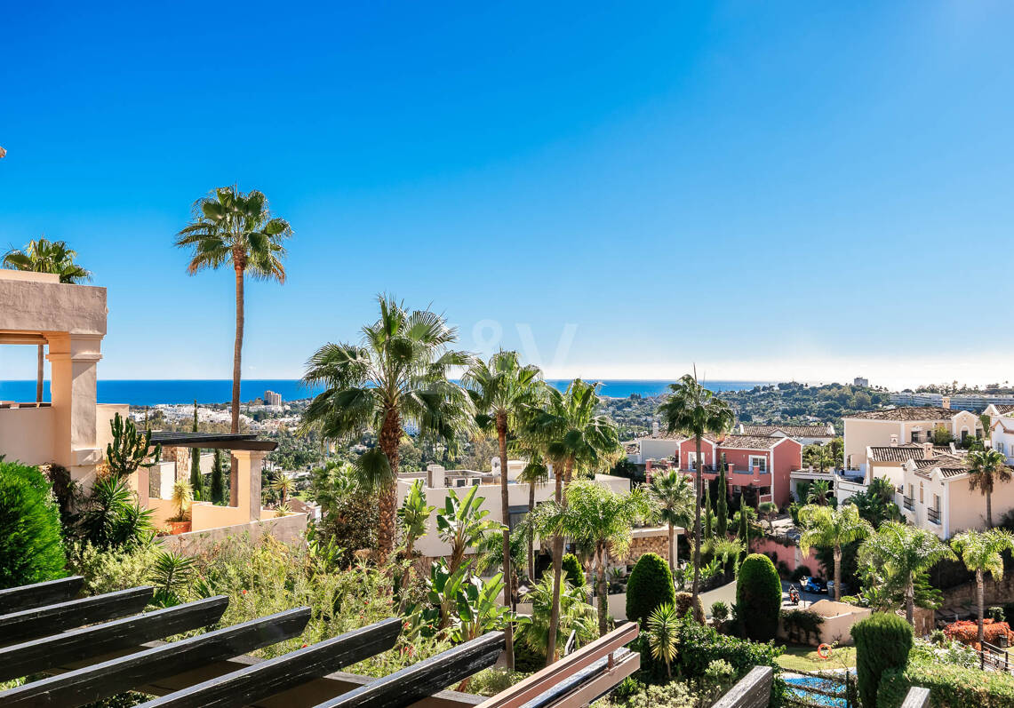 Espacioso apartamento con vistas al mar en una prestigiosa comunidad cerrada en Nueva Andalucía