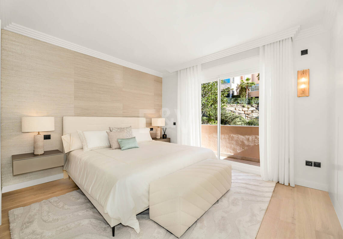 Espacioso apartamento con vistas al mar en una prestigiosa comunidad cerrada en Nueva Andalucía