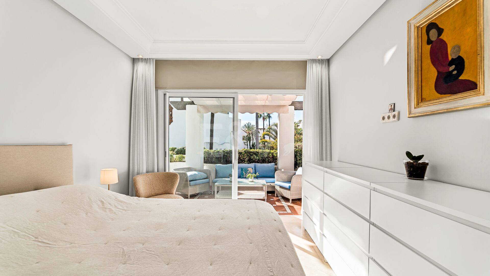 Elegant Apartment in Beachfront Gated Community, Walking Distance to Puerto Banús