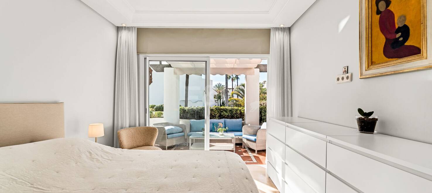 Elegant frontline beach apartment