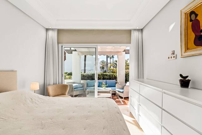 Elegant Apartment in Beachfront Gated Community, Walking Distance to Puerto Banús